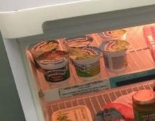 Одинокая старушка никого к себе не пускала, но соседка убедила открыть ей дверь