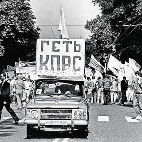Мужчина бросился под колёса российской военной технике