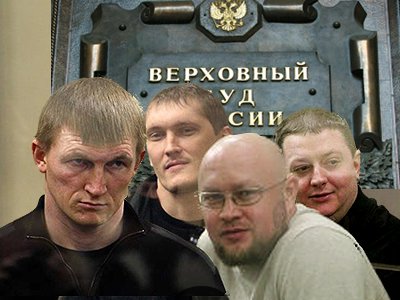 Молодые мамочки и один папочка в станице Кущевской набросились на мужчину, который сделал им замечание о том, что дети не должны играть на памятнике героям войны.