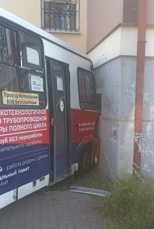 Депутат думы Ярославской области влетела в пазик с пассажирами и ранила 8 человек