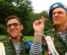 Не-не-не! Я тока за гитарой!