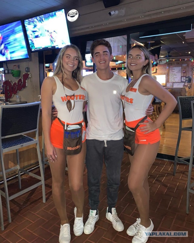 Сексуальные официантки Hooters