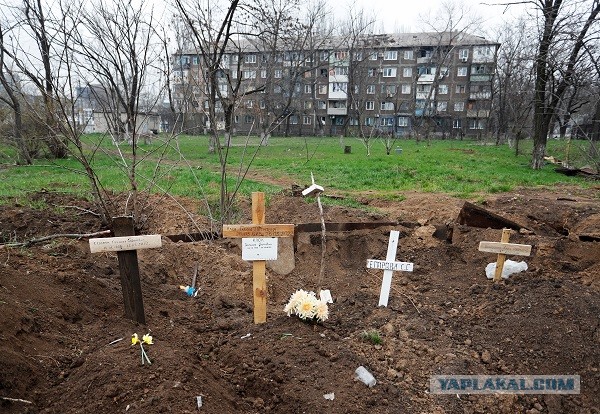 Блогер показал, как выглядит спортивное поле недавно построенной школы в Мариуполе