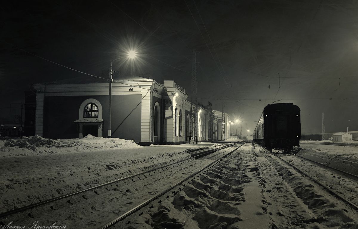 Вагон уходящего поезда. Зима перрон вокзал железная дорога снег. Полустанок зимой. Станции и полустанки. Вокзал зима ночь.