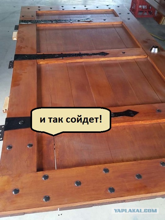 Входная дверь в средневековом стиле