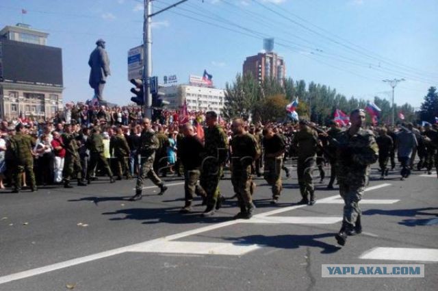 Мэр украинского городка подрался с толпой боевиков «Азова»
