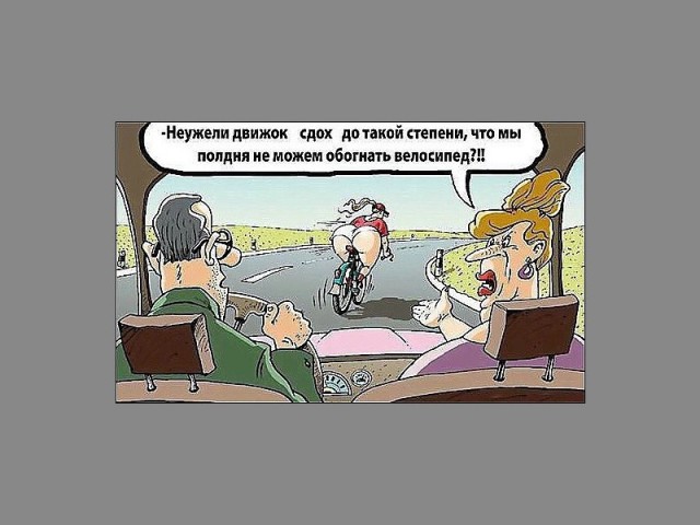 Девушка в зеленом на заднем сиденье мотоцикла.