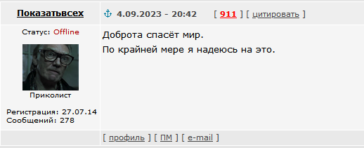 Прохожий протягивает упавшего детёныша ленивца родителю