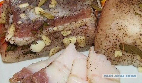 Солили с дедушкой сало