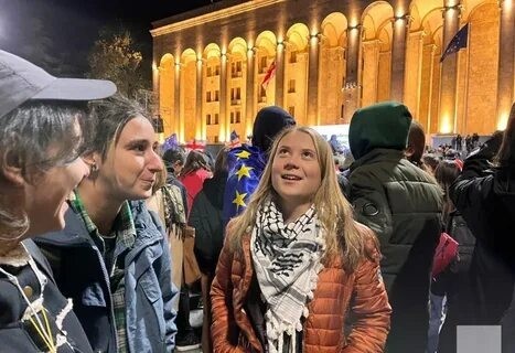 Грета Тунберг вместе с грузинской оппозицией протестует в Тбилиси против результатов парламентских выборов
