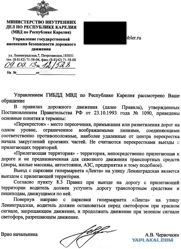Как должен поступить водитель синего авто?
