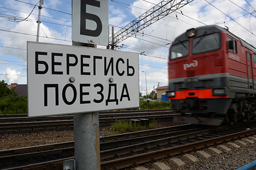 Поезд сбил парня на переезде в Кемерово