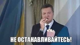 Победивший на выборах президента Аргентины Хавьер Милей принимает поздравления во время встречи со своими сторонниками