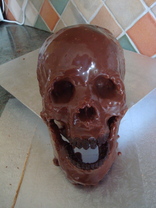 Шоколадный череп - пирог для готов
