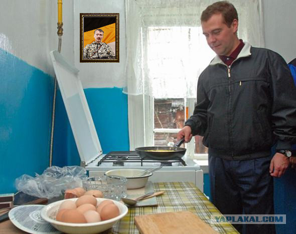 Фотожаба: Медведев жарит яишницу