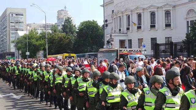 Украинские националисты пусть покрасят губы и присоединятся с чубчиками своими к шествию содомитов по центру Киева - Милонов