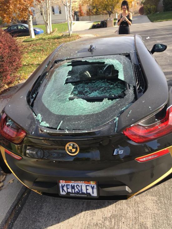 Американец пообещал 10 тысяч долларов тому, кто назовет человека, разбившего его спорткар BMW i8