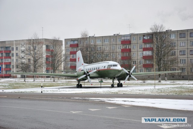 Самолет во дворе