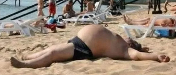Решение проблемы большой груди на пляже
