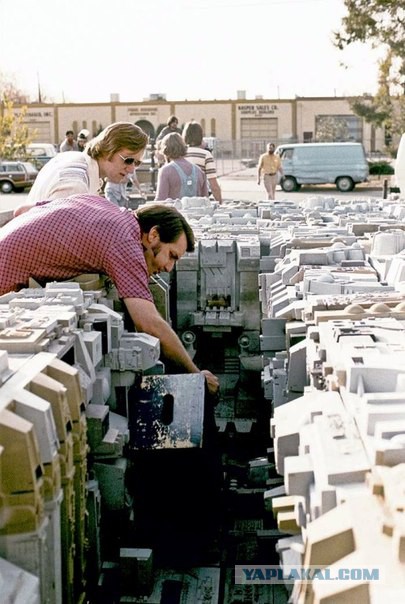 Совершенно непонятно, как можно сниматься в фильмах с серьезным выражением лица