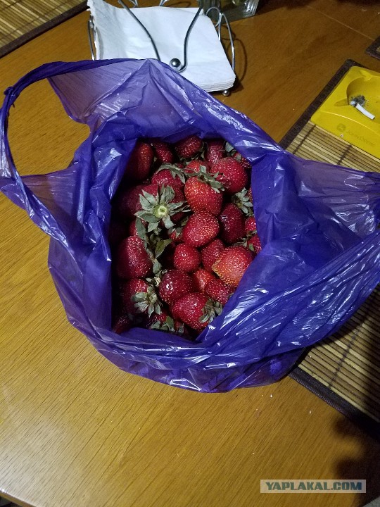 А почем у вас клубника?