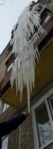 В Перми на одном из пятиэтажных домов образовалась гигантская сосулька