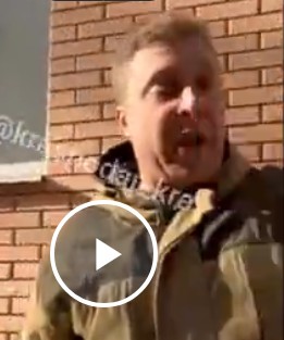 В Краснодаре мужчина набросился на девушку с ирокезом из-за того, что его напугал ее вид