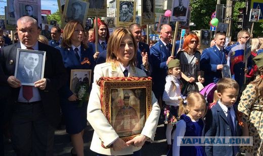 Главным оружием на параде 9 Мая стала путинская «армия в мини-юбках».