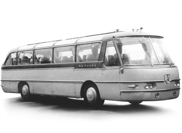 Киев и советский автотрафик 1962 года в фильме "Королева бензоколонки"