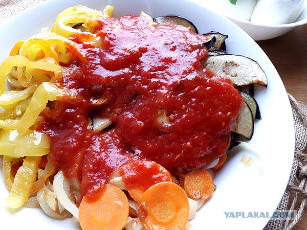 Мясные шарики-тефтели, с овощами и сыром в духовке