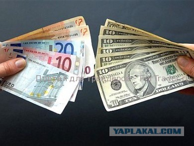 Девушка, разносящая микрофон, источает добро!