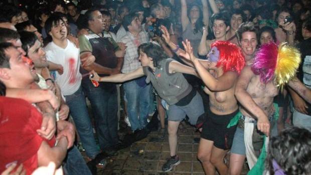 Британка отметила выпускной в компании байкеров и незнакомых ей людей