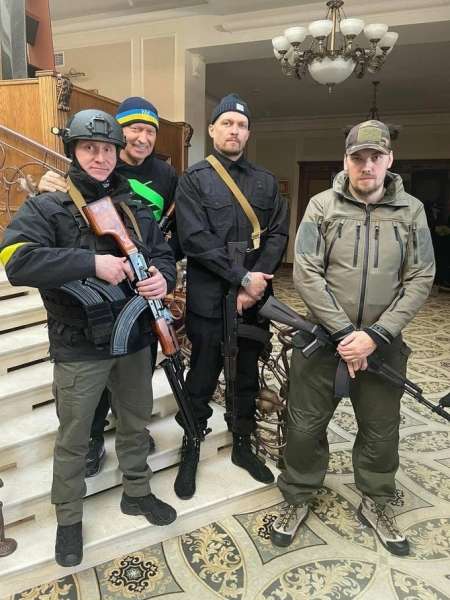 Украинский боксер Усик, обещавший захватить Крым, собрался стать президентом