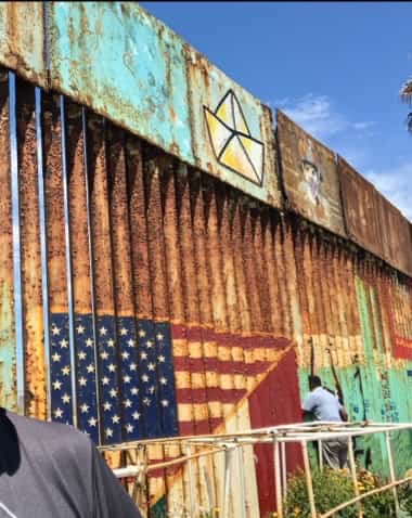 Мужчина пытается проверить, легко ли пересечь стену на границе США с Мексикой