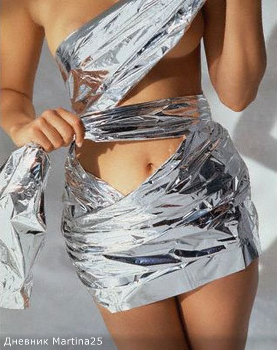 Ноги в алюминиевой фольге. Ноги в фольге. Фольга для обертывания тела. В фольге замотанная. Обернуть форму фольгой.