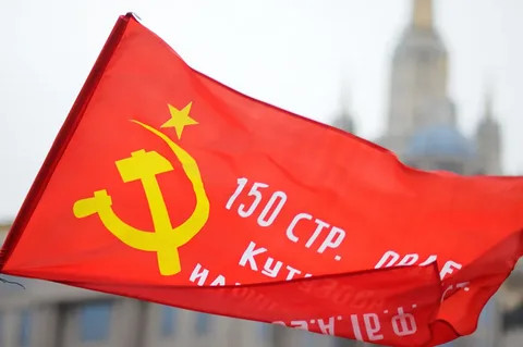 В Курганской области из-за пожаров погибли 19 человек. В самом пострадавшем селе к 9 Мая установили знамя Победы —на пепелище.