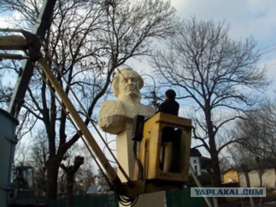 На Западной Украине снесён памятник Кутузову