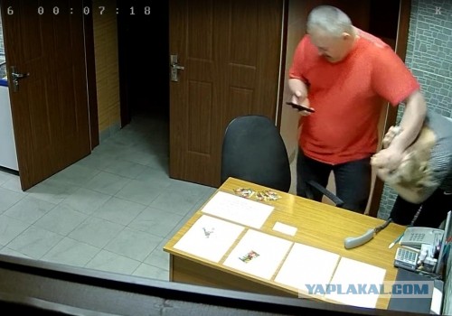В Омске клиент жестоко избил девушку-администратора