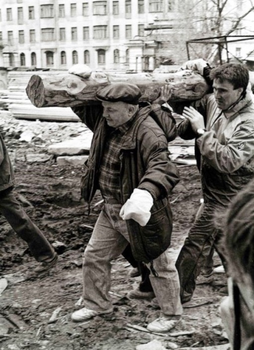 Знаменитые люди в необычной обстановке.