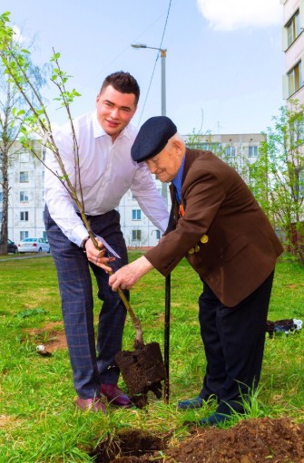 Ну очень красивый депутат из Кирова обиделся на паблик в ВК и написал на админов заявление в полицию.