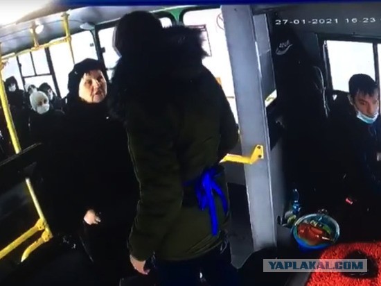 Кондуктор автобуса № 88, что курсирует по Красноярску, выгоняет пинками женщину без маски