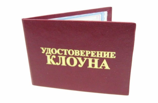 Странный момент запечатлели на камеру: Омоновцы чуть не задержали мужчину, но тот стал что-то показывать и парня отпустили