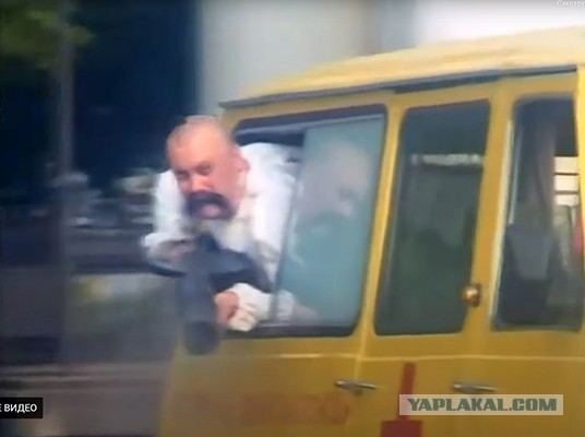 ТЦКшники сбили велосипедиста, чтобы его мобилизовать, но бусик упал в канаву, а призывник сбежал...