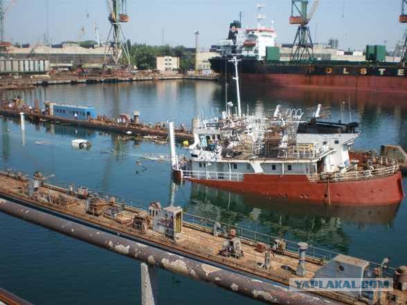 В порту док утонул вместе с судном