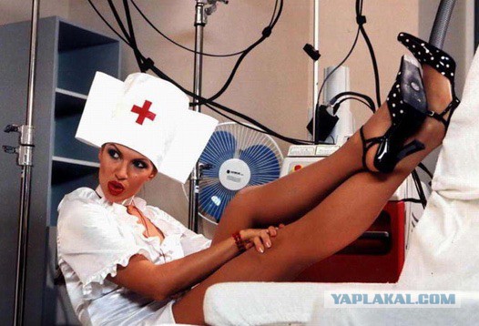 Медработницы с ослепляющими ножками