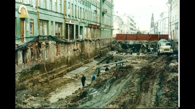 Холивар про "культурный слой" и "закопанные дома".