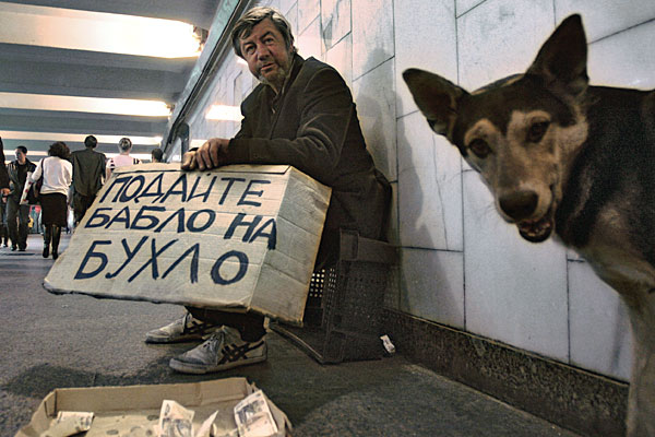 Почему США, имея долги, процветают, а Россия без долгов — нет?