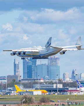 Гружённая Мрия Ан-225 машет крыльями по прибытию в Варшаву