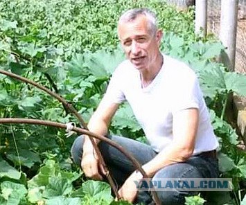 Опаааааасный парень в спортзале.