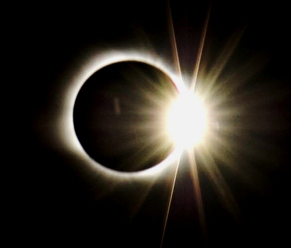 В котором часу солнечное затмение. Бриллиантовое кольцо солнечное затмение. Бриллиантовое кольцо астрономия. Бриллиантовое кольцо при Солнечном затмении. Солнечное затмение астрономическое явление.
